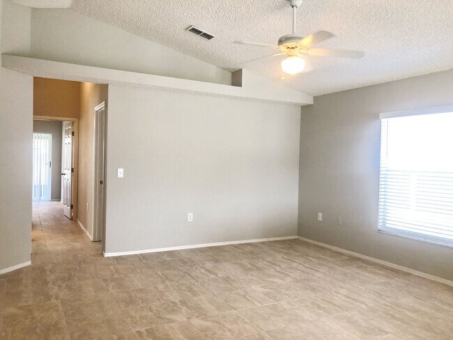 Foto del edificio - CUTE STARTER HOME with SINGLE GARAGE IN SOUTHEAST ORLANDO