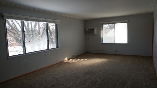Large living room. - 3904 Longfellow Ave