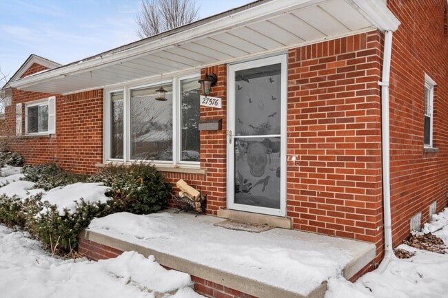 Building Photo - 27576 MacKenzie Dr