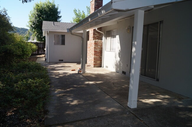 Foto del edificio - 1028 Sanders Dr
