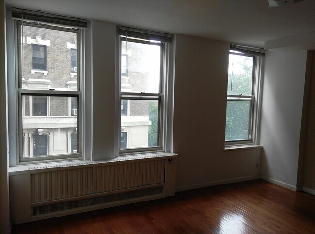 Foto del edificio - 310 Riverside Dr