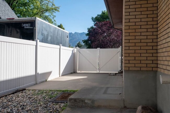Building Photo - Charming 2bd/1bth | Fully Furnished! | Gre...