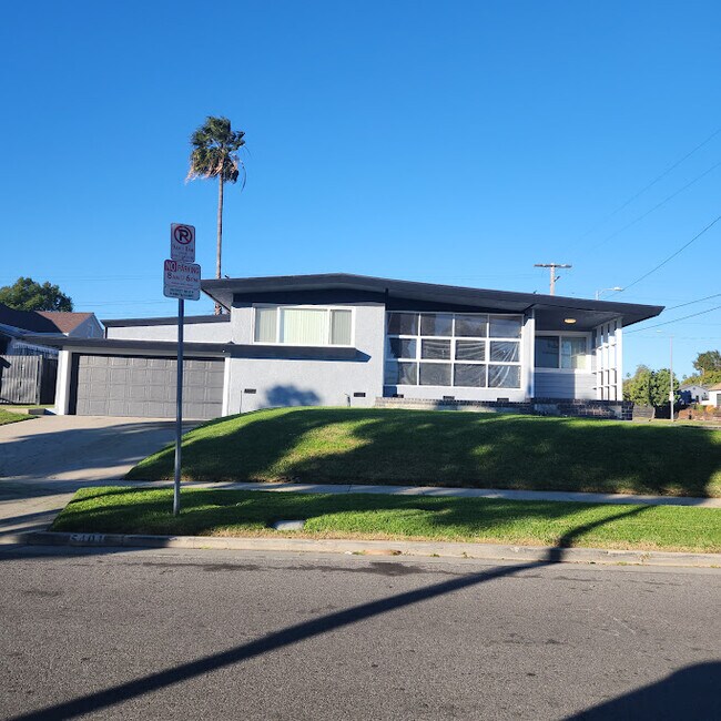 Building Photo - 5401 S Victoria Ave