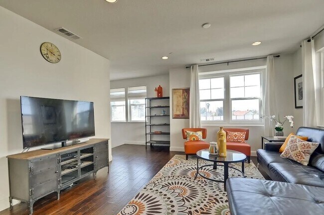 Foto del edificio - Beautiful 3 Bedroom 2.5 Bath End Unit Town...
