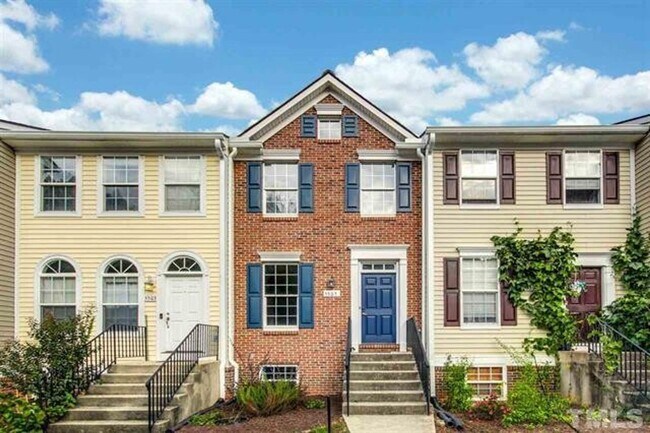 Foto del edificio - Beautifully Updated Brick Townhome - 3 Beds, 3 1/2 Baths