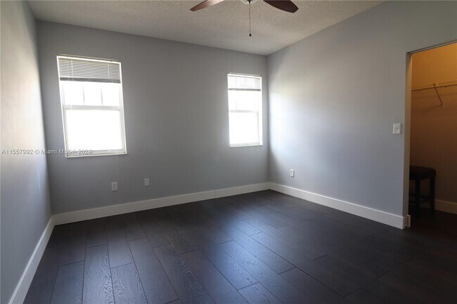 Foto del edificio - 5800 W Sample Rd