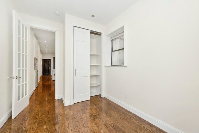 Building Photo - 210 W 80th St