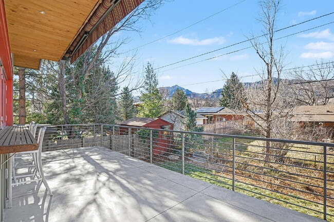 Building Photo - "Modern 4-Bed Boulder Retreat with Granite Elegance & Finished Basement!"