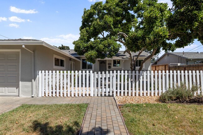 Foto del edificio - TENTATIVELY RENTED Updated 4 Bedroom 2 Bat...
