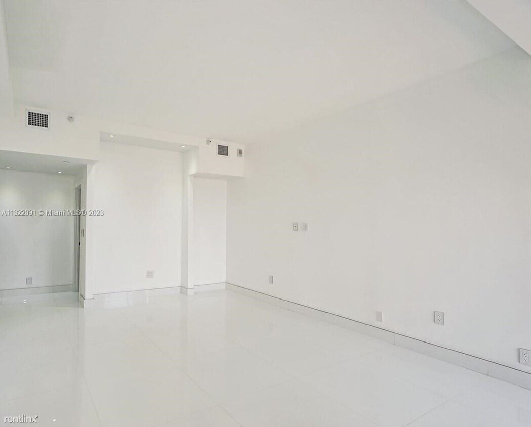 Foto principal - 5 br, 5.5 bath Condo - 19707 Turnberry Way...