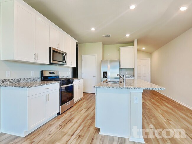Building Photo - 5208 Saddle Clb Dr