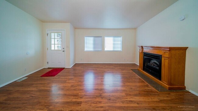 Building Photo - Spacious & move in ready 3bd/2bth single l...