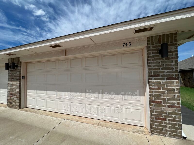 Foto principal - 743 SW 13th St