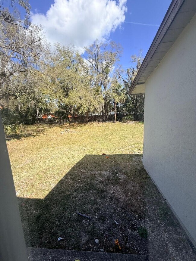 Building Photo - HUGE fenced yard with updated 2 bedroom Home  CALL Sheila to see 407-687-7900