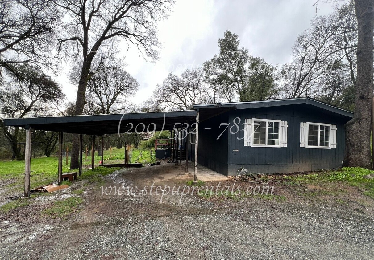 Primary Photo - Spacious 3 Bedroom 2 Bathroom Home w/ Wate...