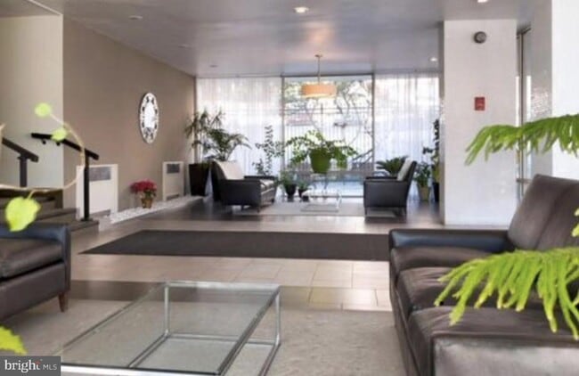 Building Photo - 1210 N Taft St