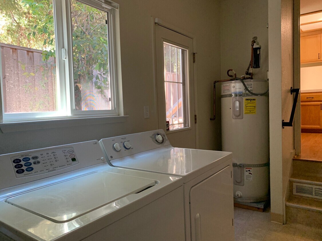 Primary Photo - 2956 Moorpark Ave