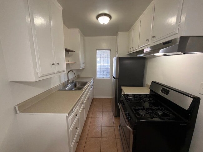 Building Photo - 1114 W 18th St