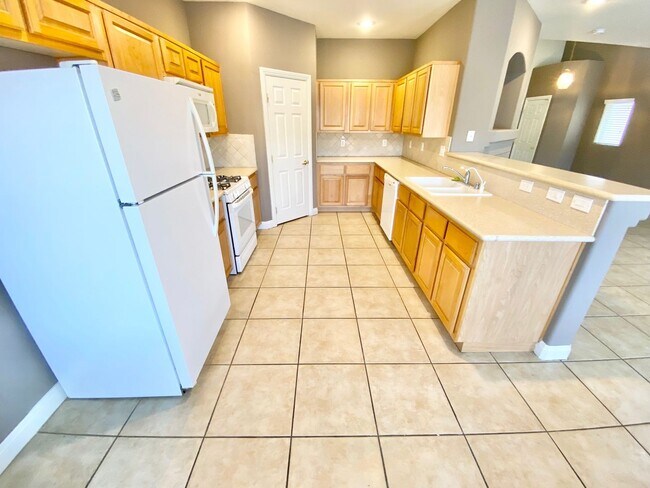 Foto del edificio - Modern 3-Bedroom Home with Open-Concept Living Within Henderson Home