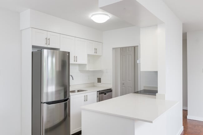 Photo du bâtiment - Pacific Beach Apartments