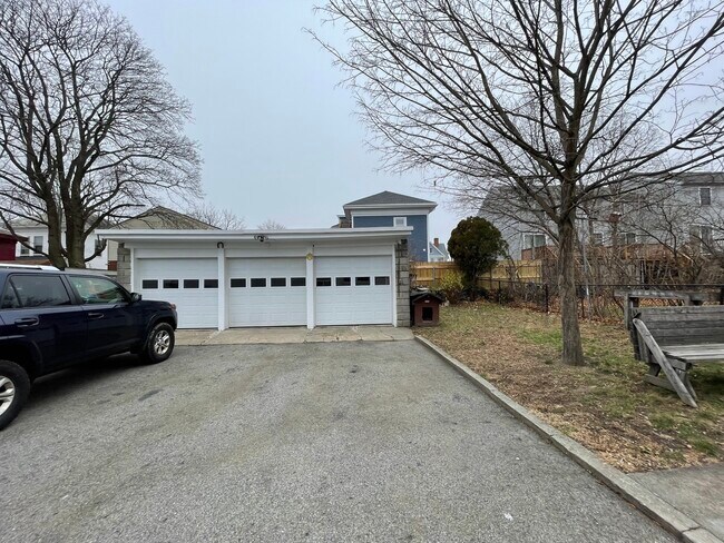 Estacionamiento fuera de la calle para 2 autos. Garaje para 1 auto. Primera puerta a la izquierda. - 121 Mount Washington St