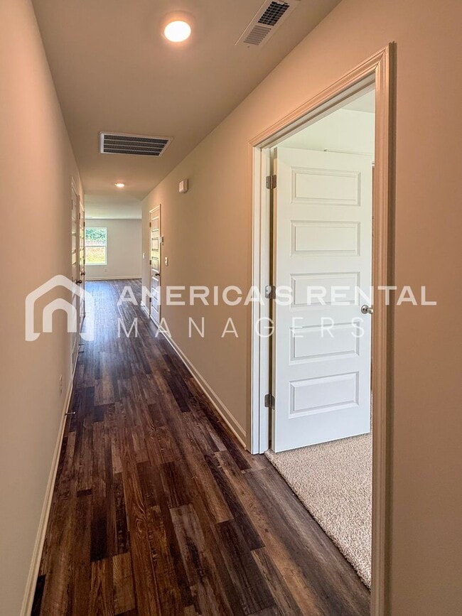 Building Photo - ONE MONTH FREE RENT SPECIAL!! Available NO...
