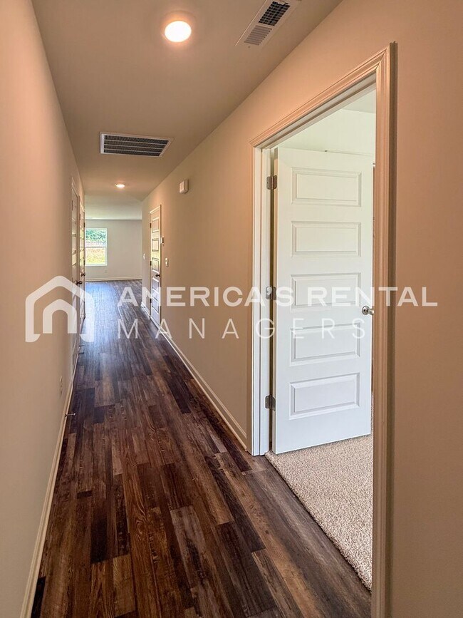 Foto del edificio - ONE MONTH FREE RENT SPECIAL!! Available NO...