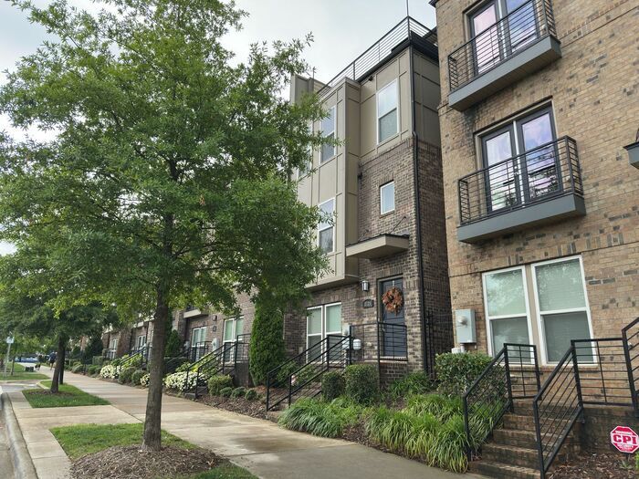 Foto del edificio - Stunning Townhome With Skyline Views!
