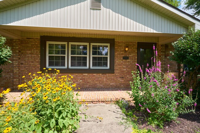 Foto del edificio - 9803 Lakewood Dr W
