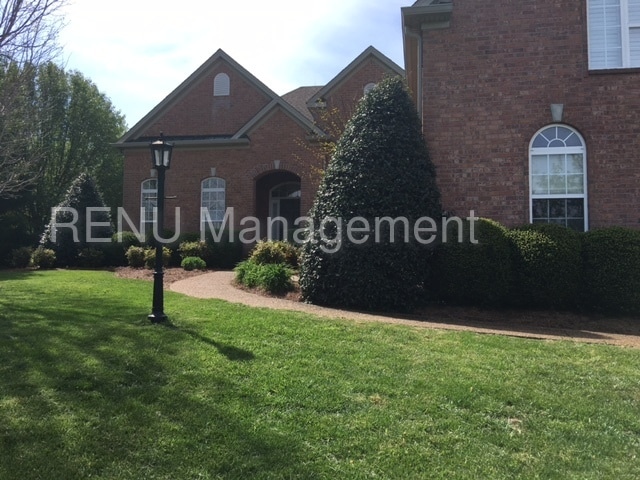 Building Photo - 201 Woodcrest Ct