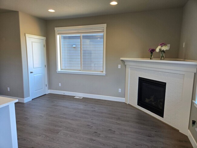 Foto del edificio - Terrific Orenco Station area 4 BR, 3.5 BA ...