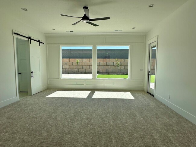Foto del edificio - Gorgeous Brand New 5 Bedroom Home