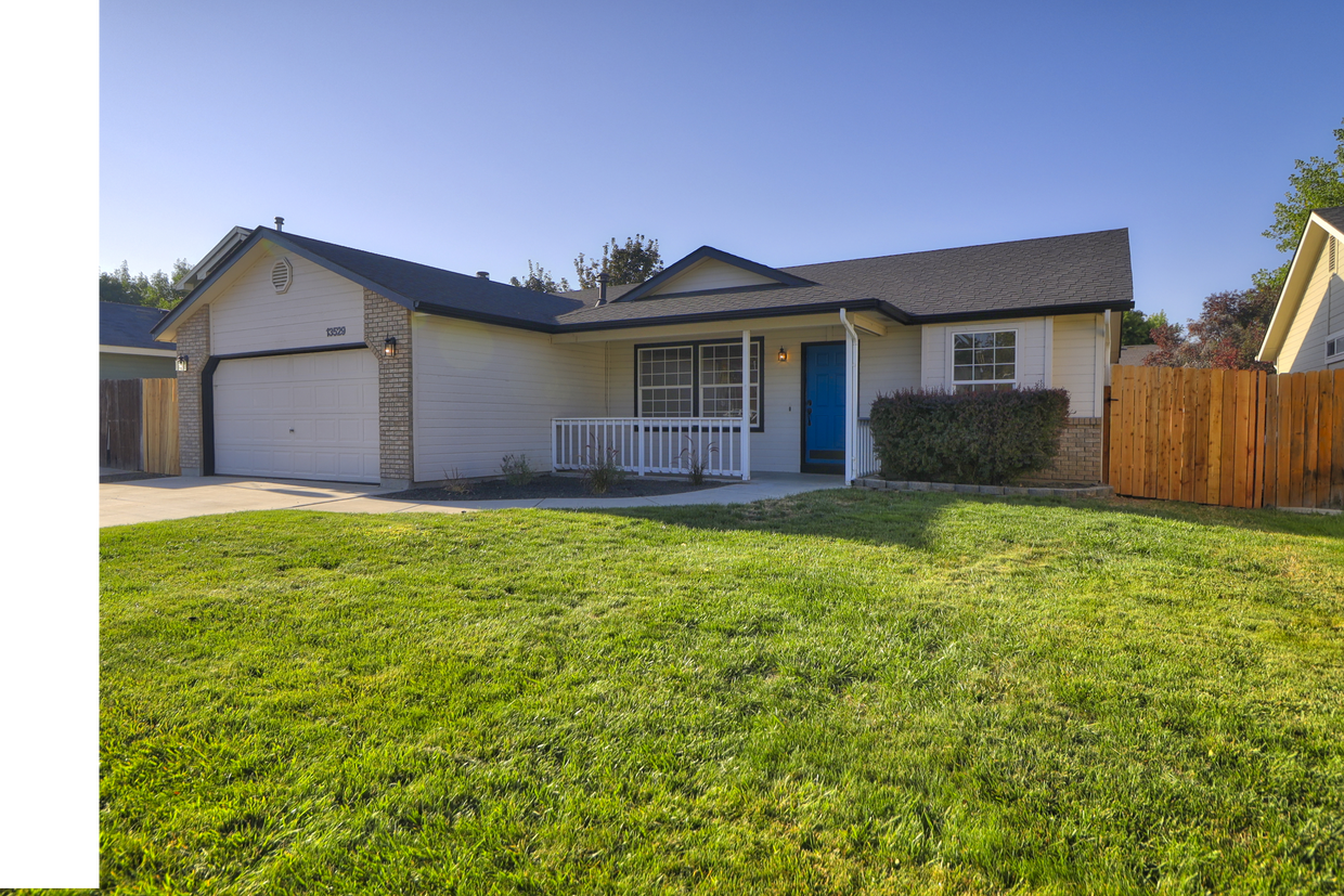 Primary Photo - 13529 W Hazelnut St