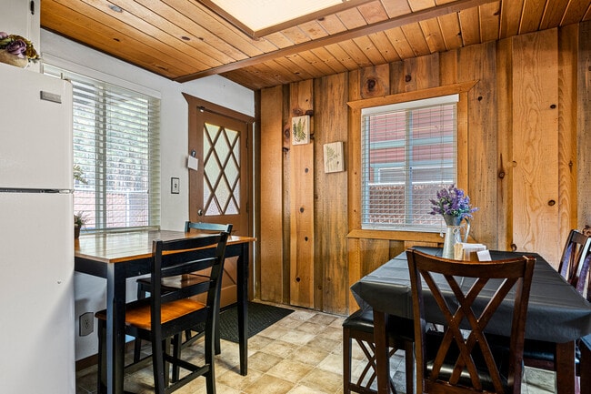 Building Photo - 658 Elm St