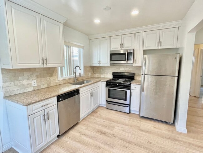 Building Photo - 2 bed 1 bath Apt in North Park Area