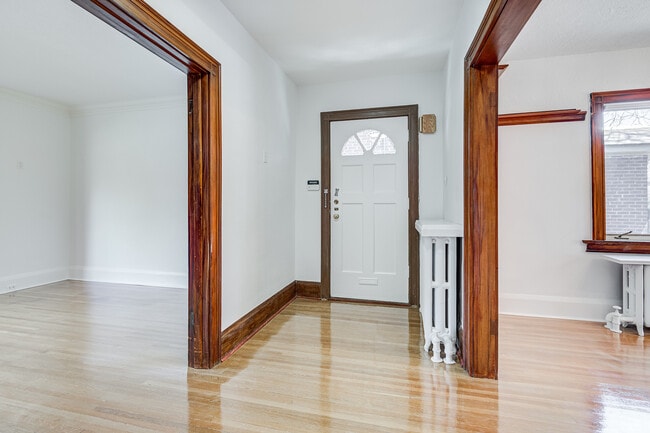 Photo du bâtiment - 105 Hillsdale Ave W