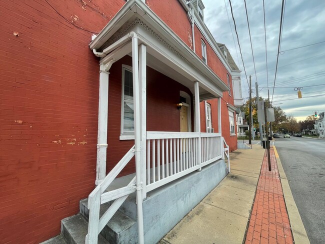 Building Photo - 201 E Cottage Pl