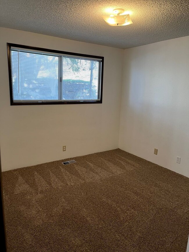 Building Photo - 3 Bedroom, 1 Bathroom Downstairs Unit - 4-...