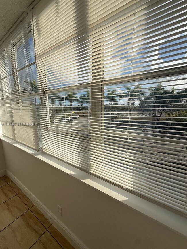 Foto del edificio - 2025 NE 164th St