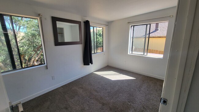 Building Photo - 2 Bedroom 1 Bath with Awesome Views!