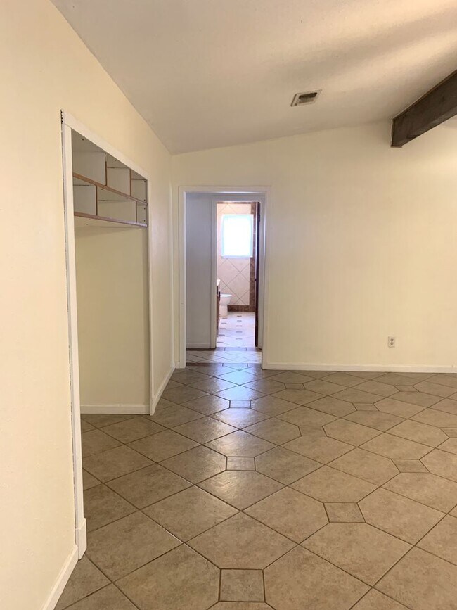 Building Photo - 2808 Persimmon Dr
