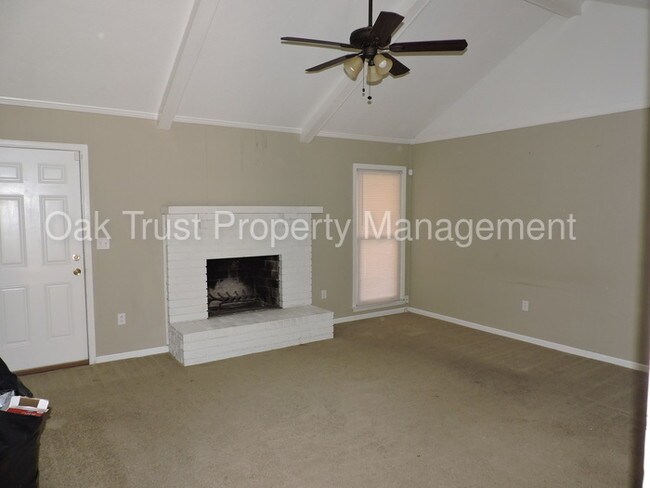 Building Photo - 1112 Hampton Dr