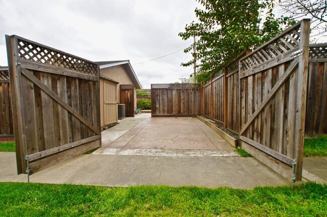 Building Photo - 3074 Greentree Way