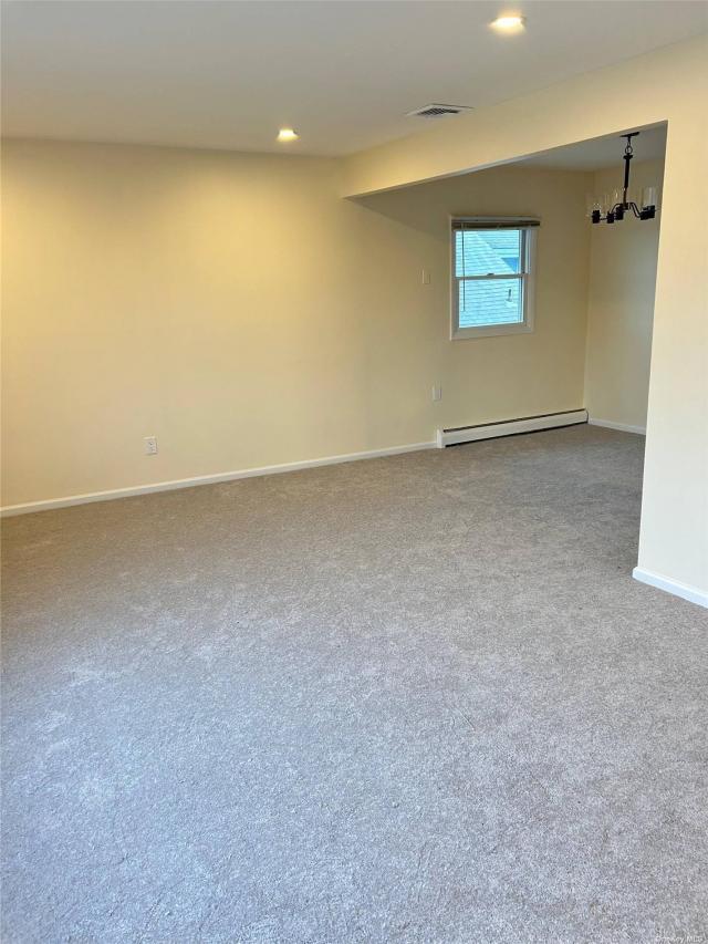 Foto del edificio - 3 bedroom in Island Park NY 11558