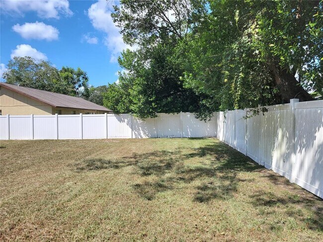 Building Photo - 7612 N Sanibel Cir
