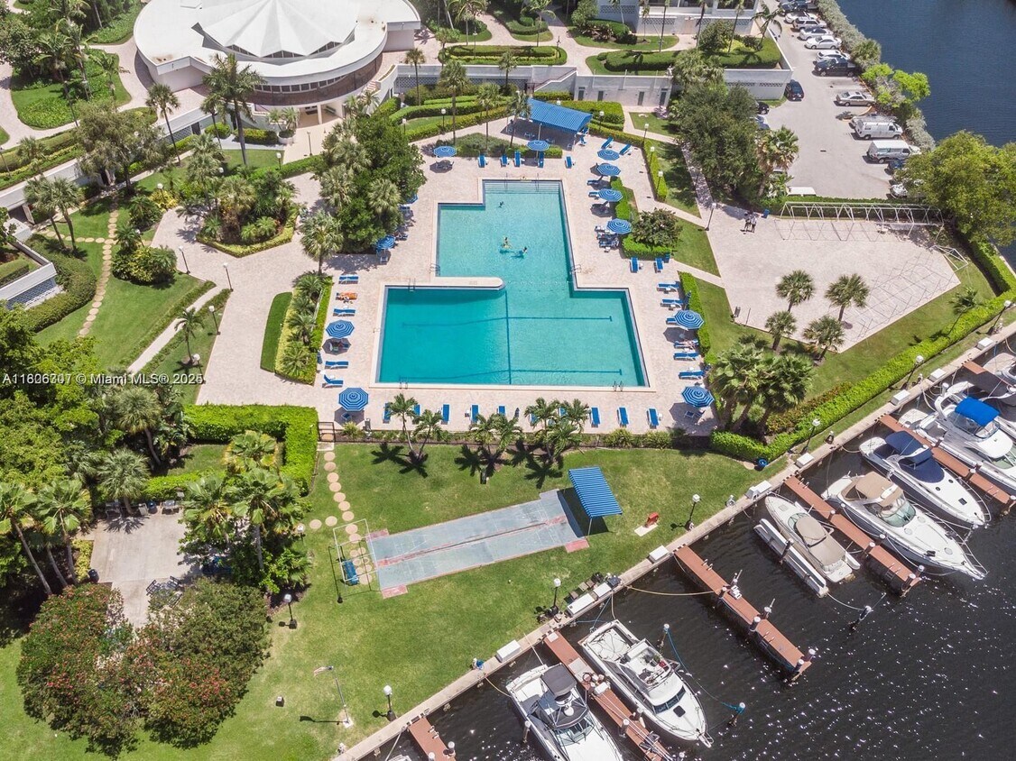 Foto principal - 600 Three Islands Boulevard
