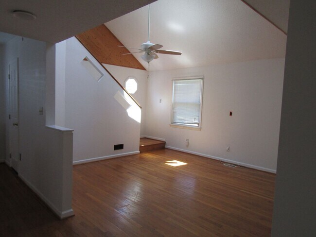 Foto del edificio - Gorgeous, Completely renovated 3 bedroom