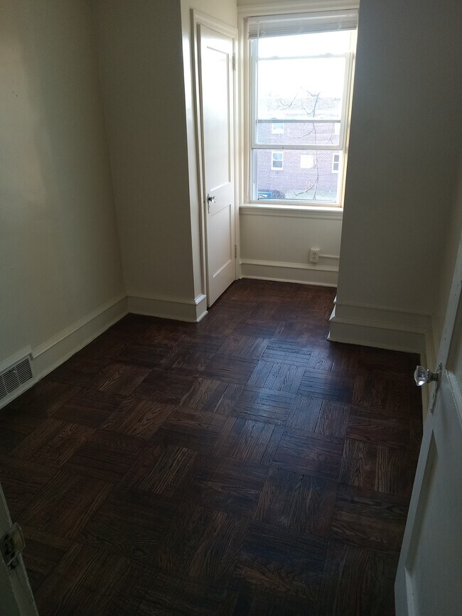 Foto del edificio - 5537 Woodland Ave
