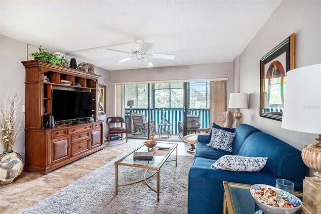 Building Photo - 2800 Cove Cay Dr