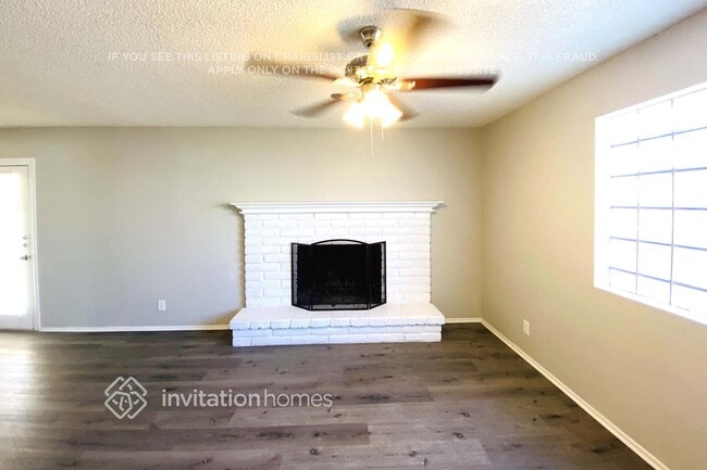 Building Photo - 701 N Comanche Dr